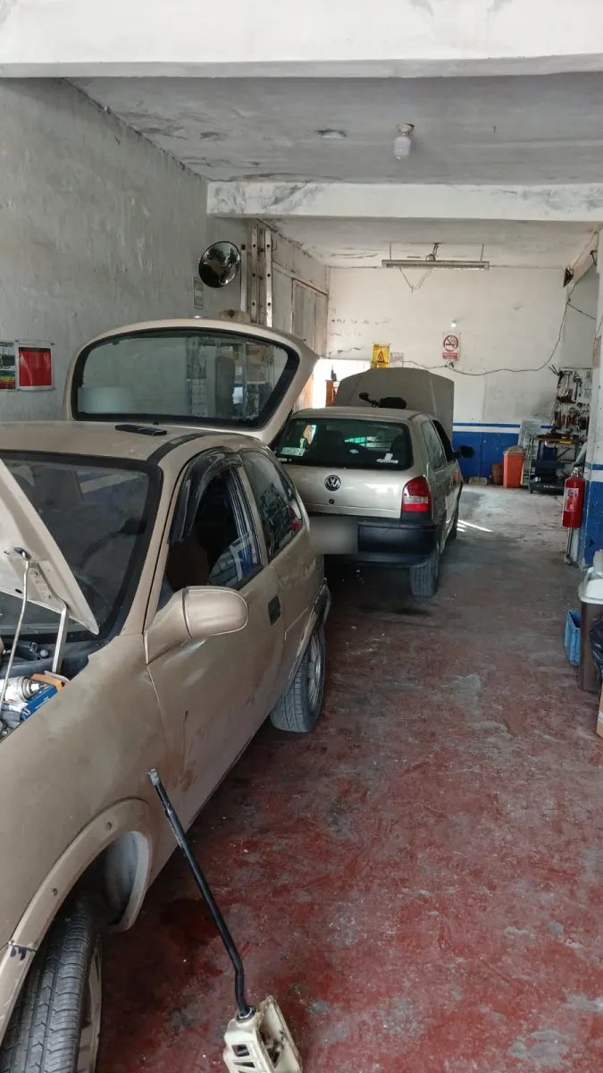 Interior del taller con varios autos en reparación